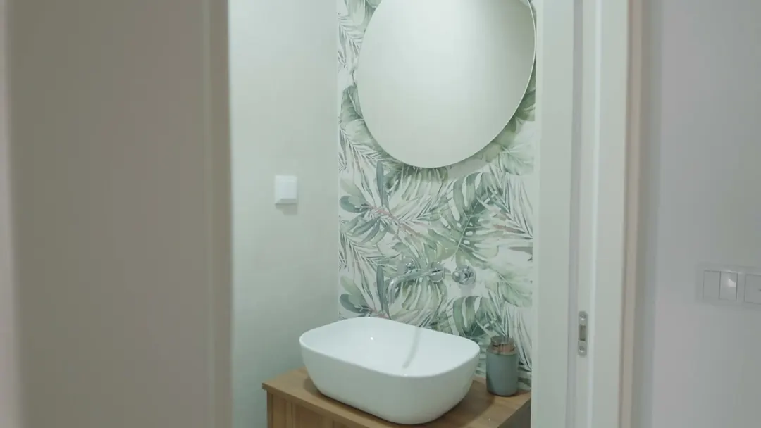 Casa de banho de serviço com papel de parede botânico
