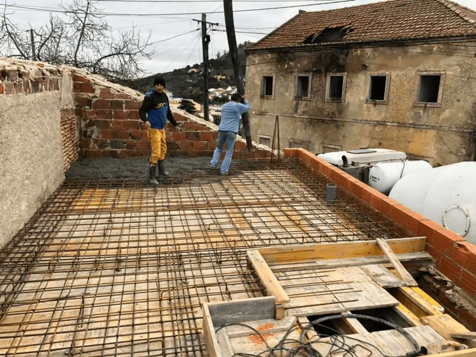 Equipa da Ângulos Sublimes a trabalhar nas armaduras de uma laje