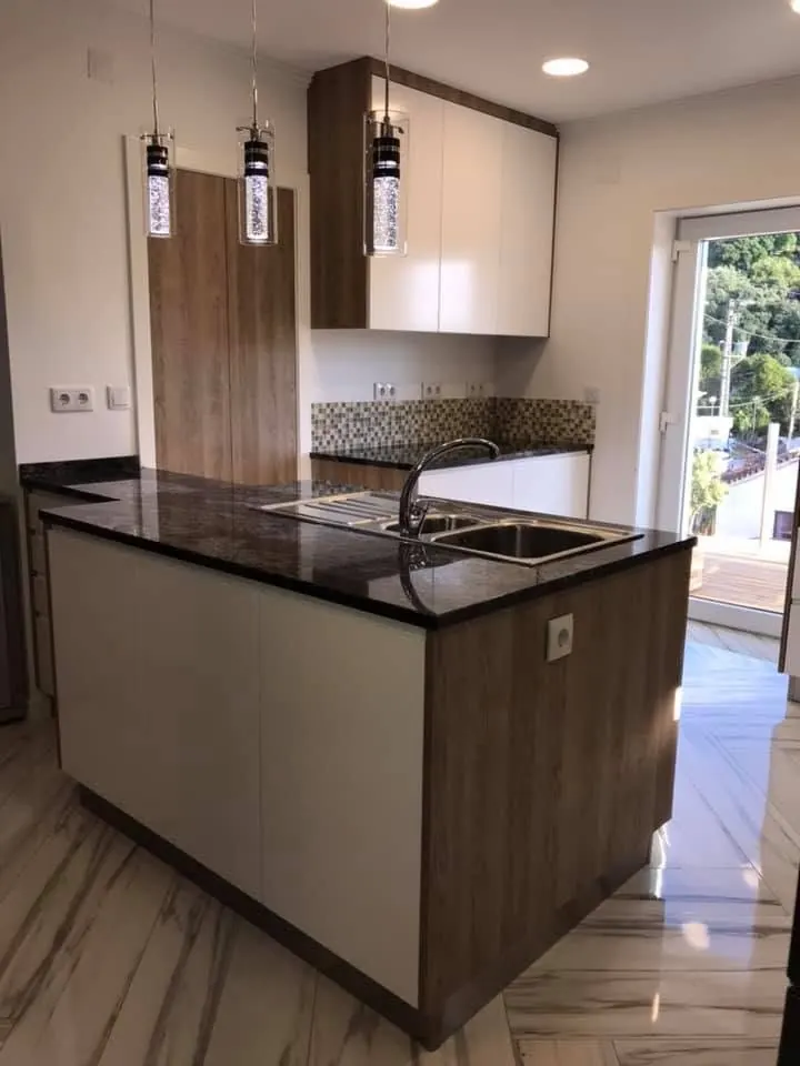 Ilha de cozinha com móveis em madeira