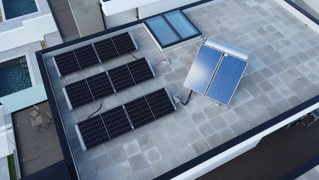 Cobertura em lajetas com painéis solares instalados