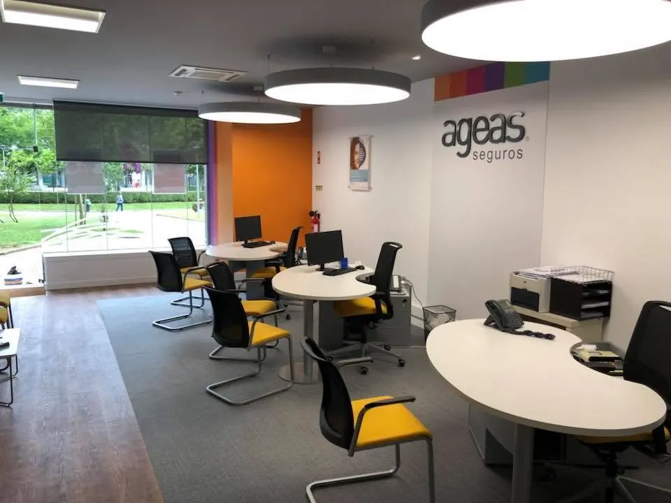 Escritório remodelado com zona de atendimento e iluminação circular