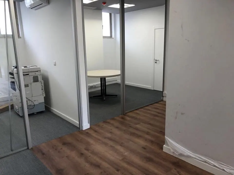 Escritório durante a obra com divisórias em vidro
