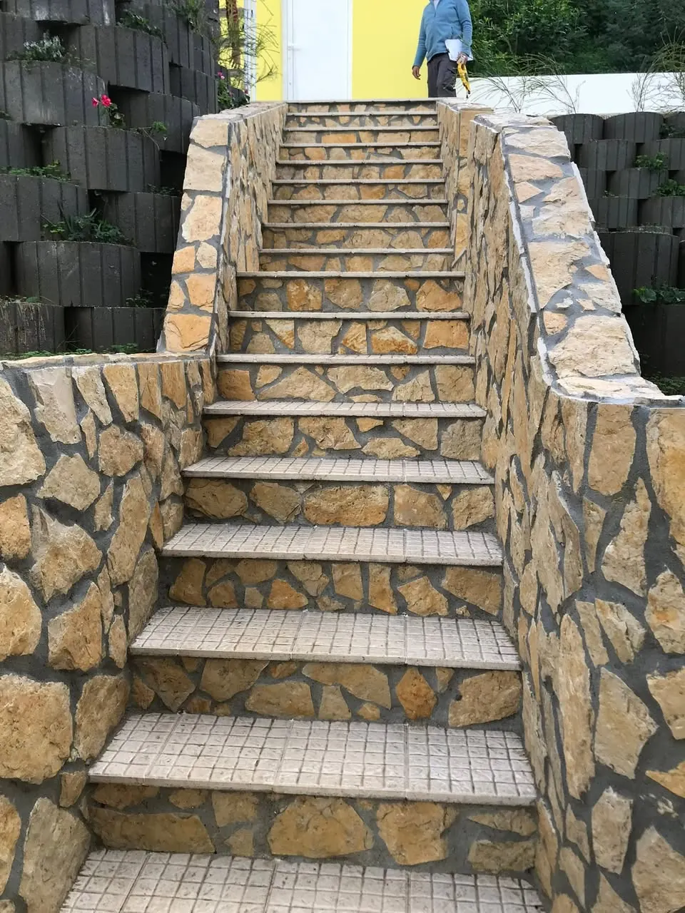 Escadas exteriores revestidas a pedra