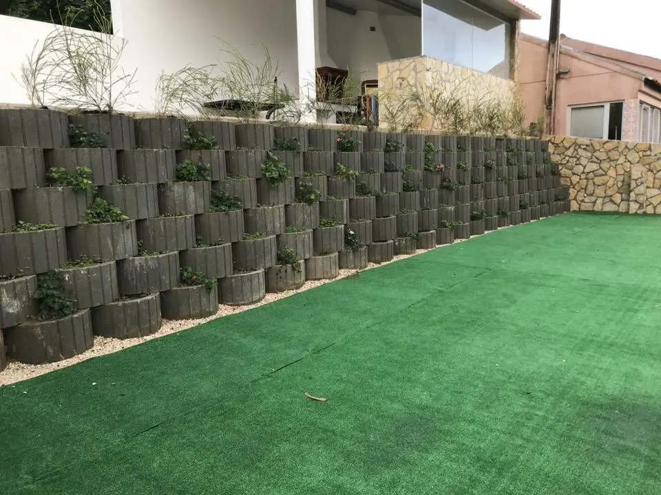 Muro de contenção ajardinado em blocos modulares e relvado