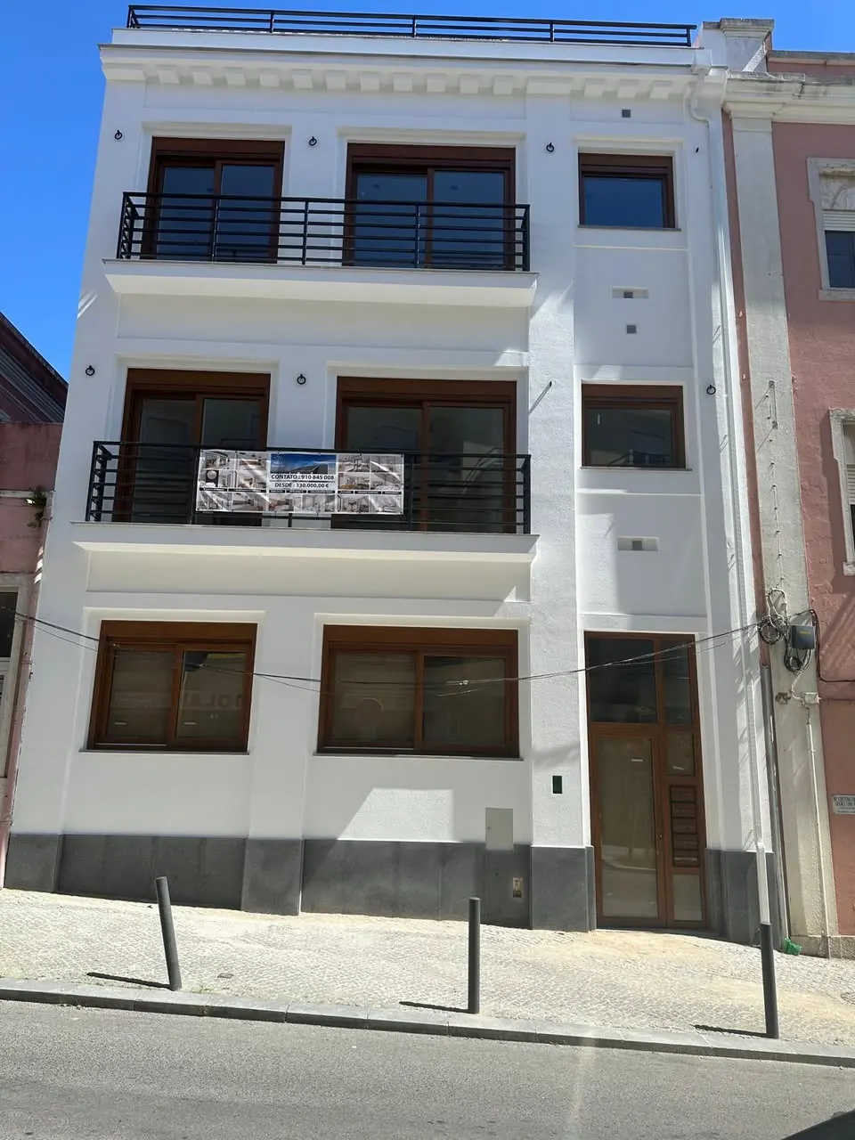 Fachada do prédio reabilitada, pintada de branco