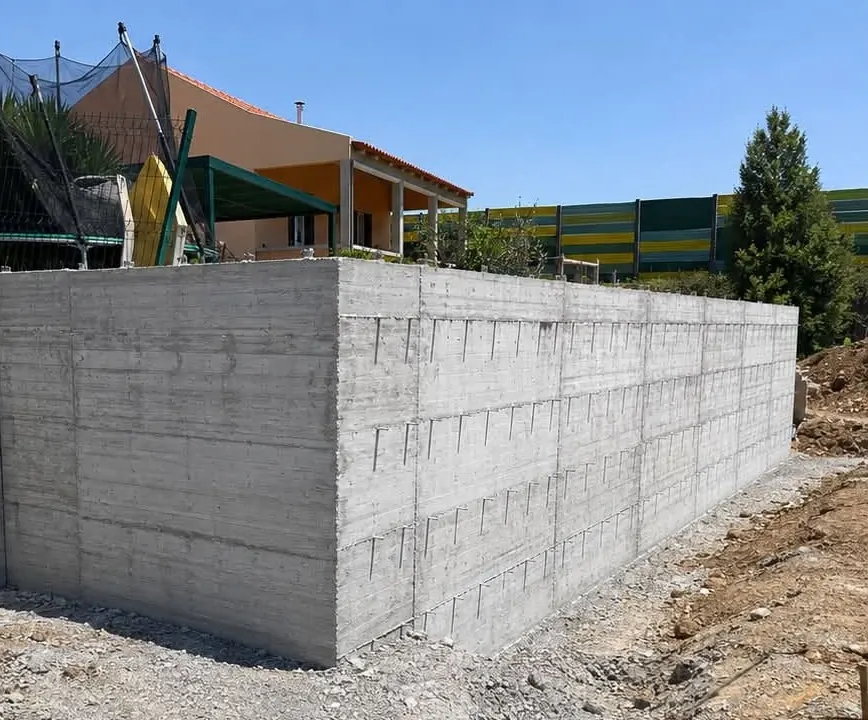 Muro de suporte em betão à vista concluído