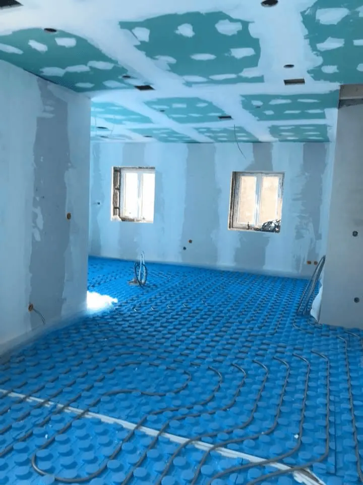 Tubagem de piso radiante instalada antes da betonilha