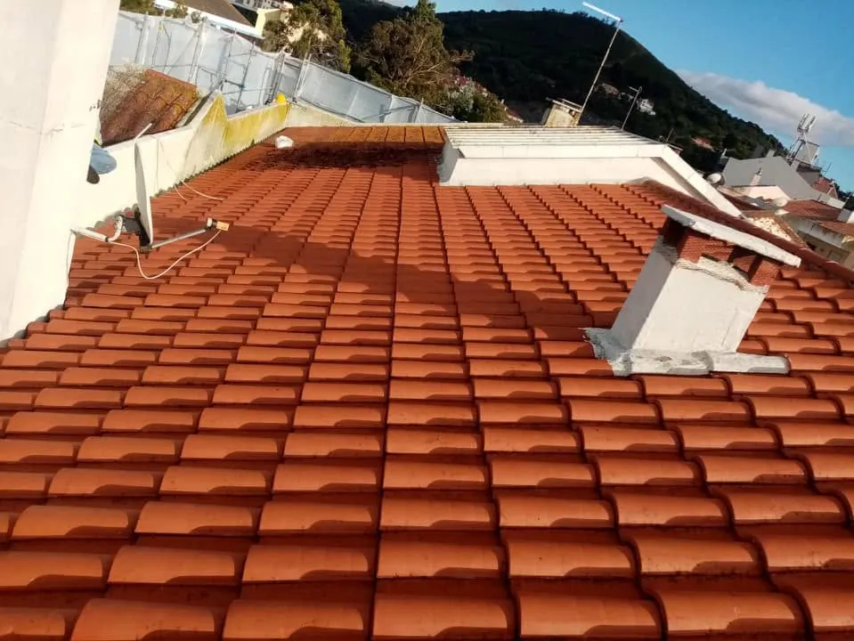 Telhado em telha cerâmica depois da limpeza