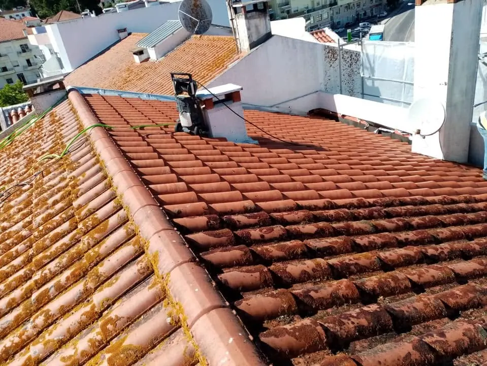 Telhado durante a lavagem a alta pressão